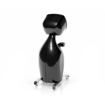 Sculptură robotică neagră lucioasă cu un cap pătrat supradimensionat pe un suport cu roți.
