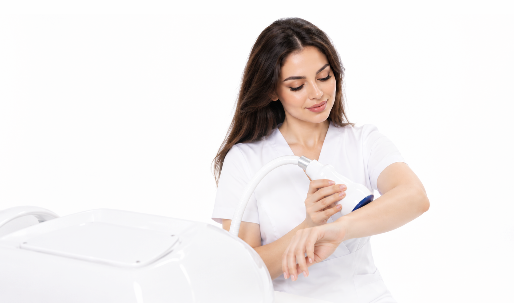 خبيرة تجميل ترتدي زيًا أبيض، تمسك برأس أسطوانة جهاز "آيسبرغ كرايونيك رولر ميني" على ساعدها.