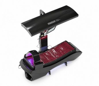 Solar profesional cu lampă de plafon și bancă iluminată cu LED-uri roșii într-o unitate de salon neagră