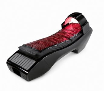 Aparat electric de masaj pentru picioare cu suprafață de masaj punctată cu roșu și carcasă din plastic negru, conceput pentru a proteja picioarele.