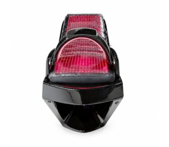 Dispozitiv de terapie cu lumină LED neagră, cu panouri roșii și o ramă curbată și arcuită, prezentat din față pe un fundal alb (echipament de tratamente cosmetice).