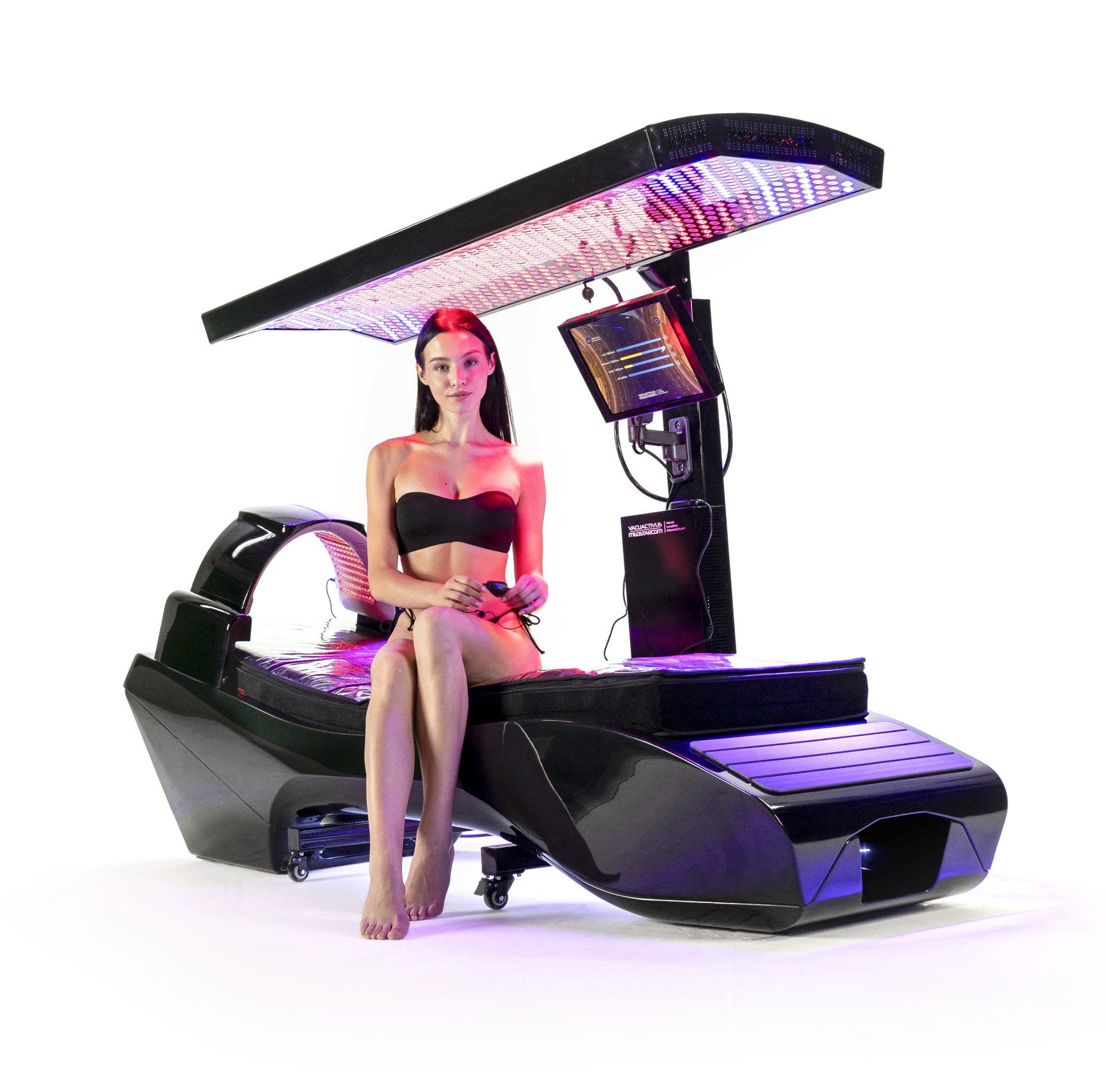 O femeie într-un top negru fără bretele stă pe un solar futurist, cu panouri iluminate mov și un ecran de control montat lângă ea.