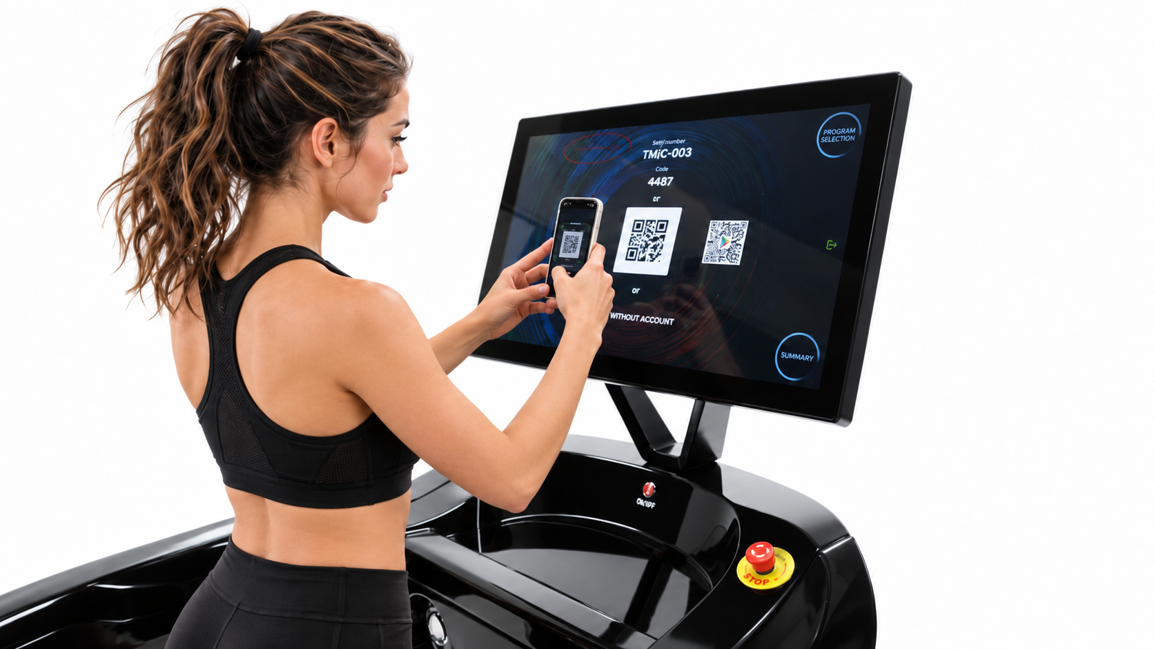 Atletă într-un sutien sport negru folosește un ecran tactil pe bandă de alergare, scanând un cod QR cu telefonul.