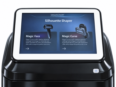 شاشة اللمس لجهاز Silhouette Shaper كما تُرى من الأمام تقريبًا: الصفحة الرئيسية مع اسم المنتج أعلى بطاقتي الوضع، Magic Face و Magic Curve، كل منهما مع صورة توضيحية للقطعة اليدوية ووصف موجز وسهم.