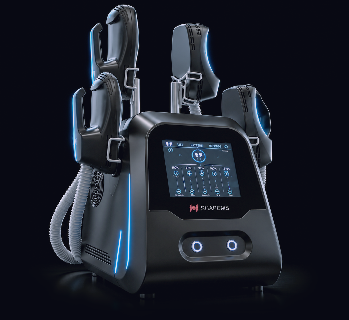 Unità EMS Silhouette Shaper nera fotografata di tre quarti su uno sfondo scuro con i suoi quattro applicatori EMS posizionati negli appositi supporti in alto, un touchscreen illuminato sul pannello frontale e tubi corrugati bianchi che scendono a spirale.