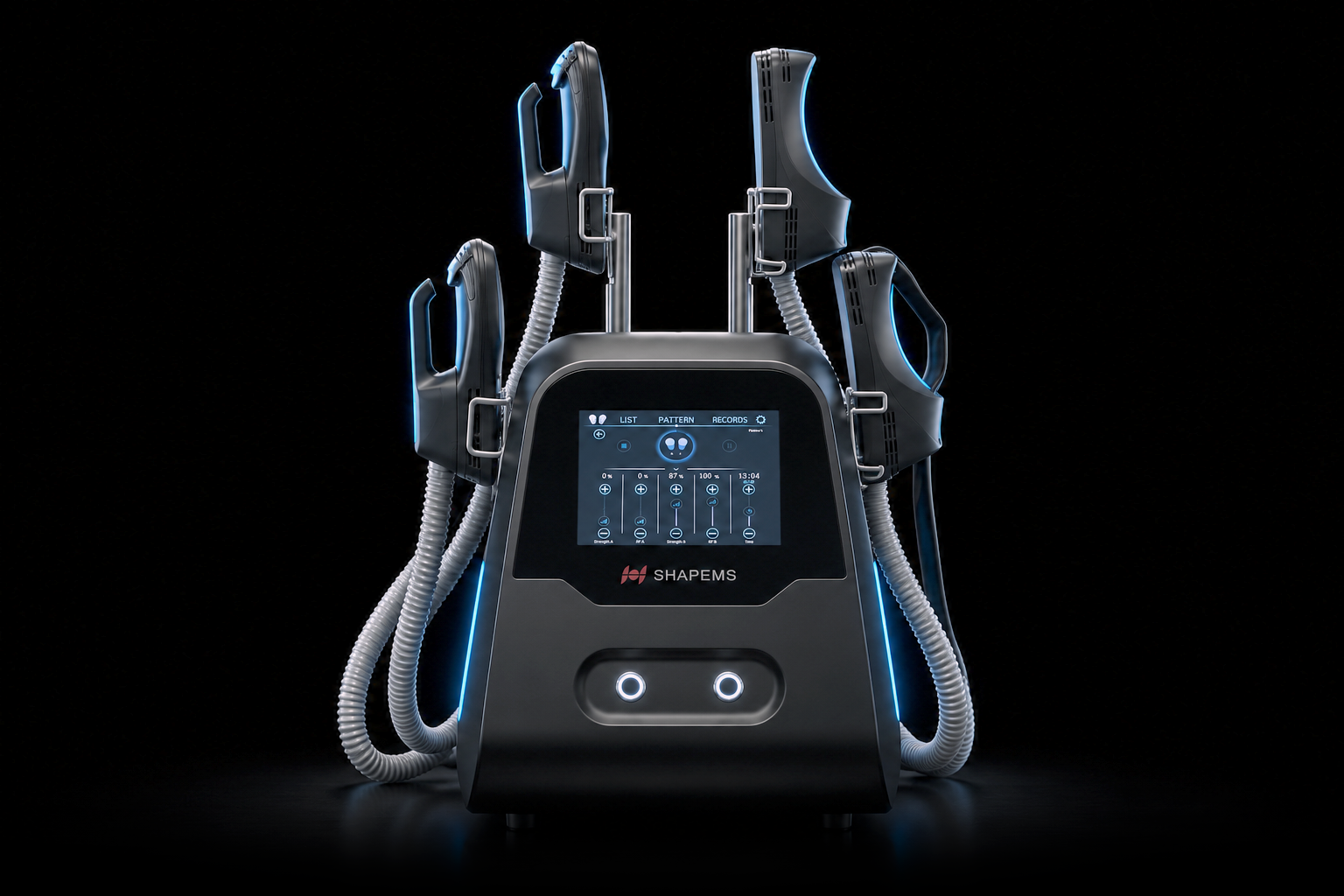 Unità EMS Silhouette Shaper nera su sfondo scuro con quattro applicatori EMS posizionati negli appositi supporti sopra di essa, un touchscreen illuminato che mostra il pannello della sessione, due pulsanti di accensione rotondi bianchi sul davanti e tubi corrugati bianchi che vanno agli applicatori
