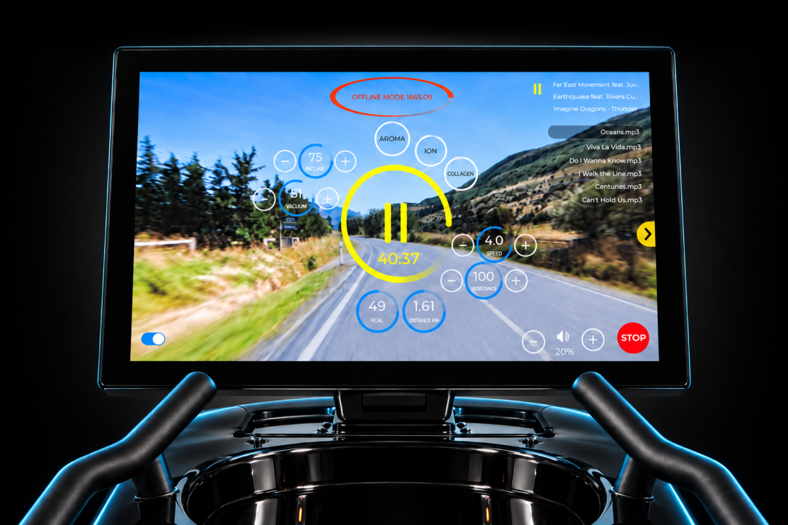 Tela sensível ao toque montada em uma bicicleta ergométrica futurista, exibindo uma interface de treino colorida com cronômetro, velocidade, resistência e paisagem ao fundo.
