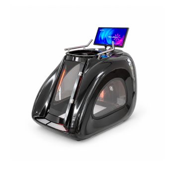 Cápsula de bem-estar futurista preta com porta transparente, barras de apoio metálicas e um visor touchscreen montado na parede exibindo uma interface VacuStar azul-arroxeada.