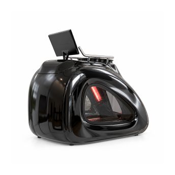 Capacete de motocicleta preto brilhante com uma tela retangular montada em uma estrutura metálica na parte superior.