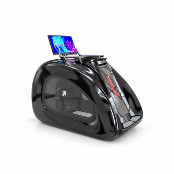 Capacete futurista preto brilhante com um tablet acoplado exibindo gráficos azuis com a inscrição VacuStar na parte superior do dispositivo.