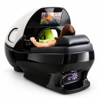Persoană întinsă într-o capsulă futuristă neagră lucioasă, cu un panou de control cu ecran tactil deasupra, părând că urmează o sesiune de spa/terapie.