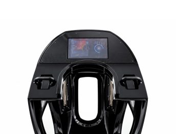 Cască VR/AR neagră, lucioasă, futuristă, cu ecran tactil integrat în partea frontală superioară și două mânere laterale.