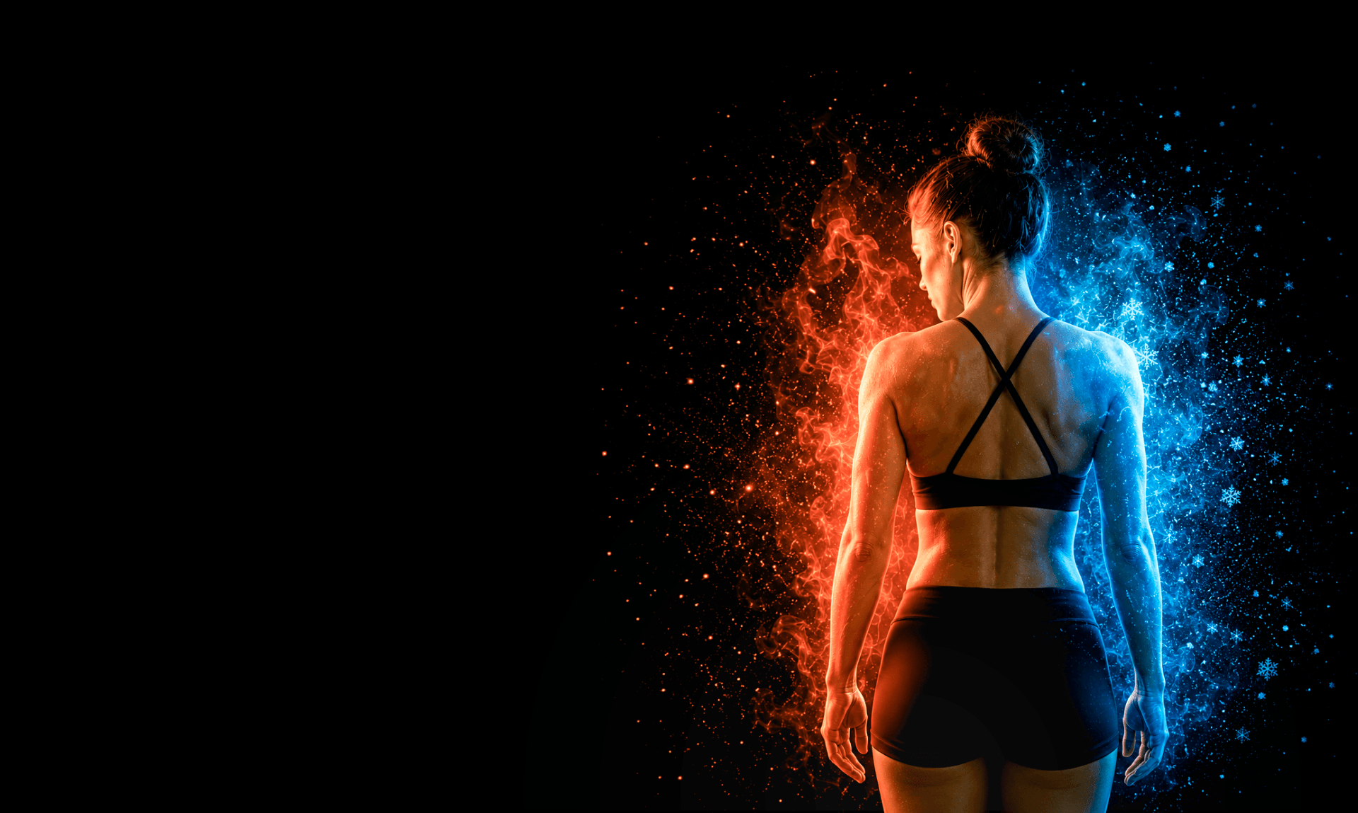 Vedere din spate a unei femei în formă, într-un sutien sport negru; energia roșie arzătoare înflorește pe partea ei stângă, iar energia albastră înghețată pe partea dreaptă.