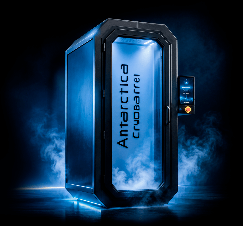 Eine futuristische Kryokammer leuchtet blau und steht auf einem reflektierenden, nebelverhangenen Boden; die Tür trägt die Aufschrift „Antarktis“.