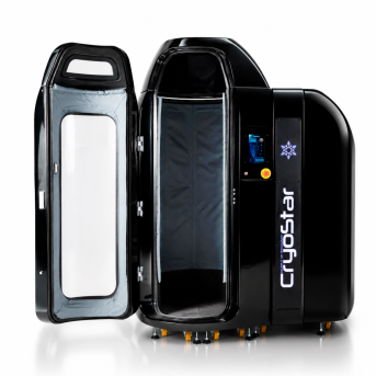 Unità di stoccaggio criogenico con due sportelli aperti, che mostrano la camera interna isolata e il pannello di controllo con la scritta CryoStar all'interno di un elegante mobiletto nero.