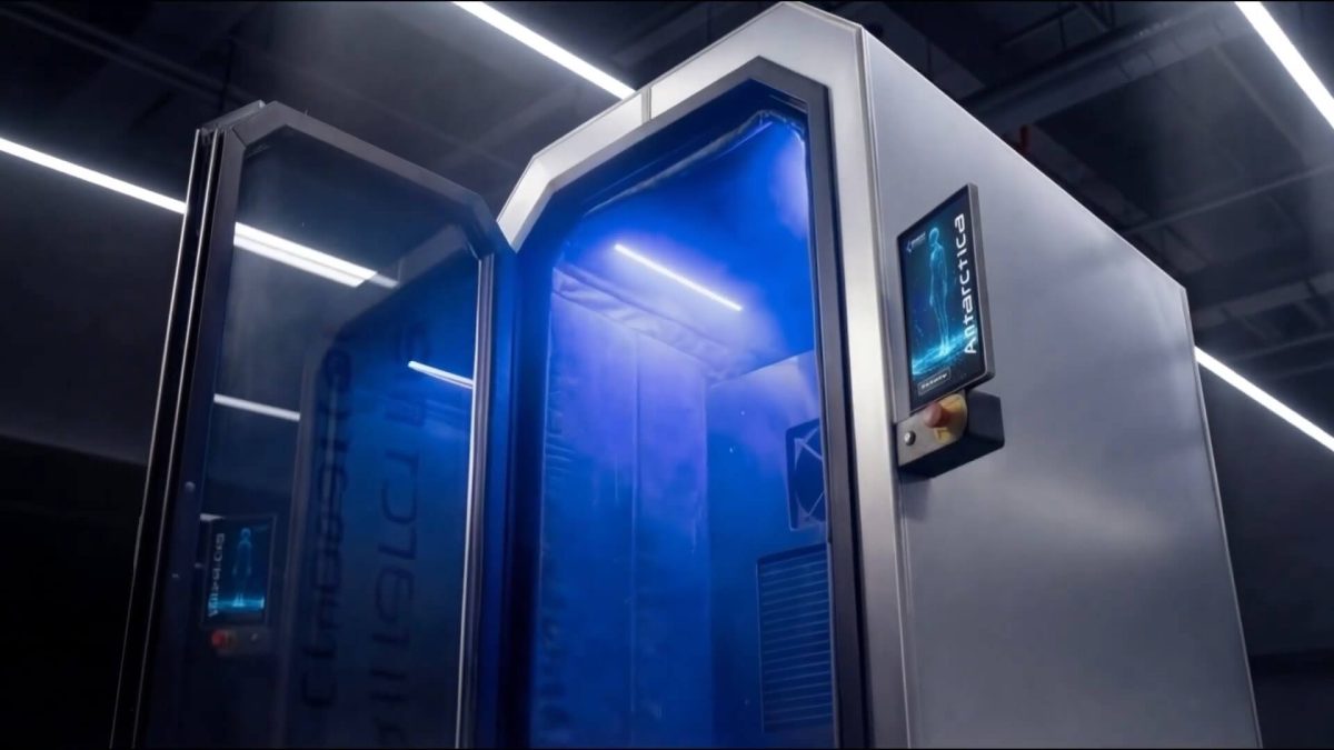 Industrielle Edelstahlkammer mit Glastür und blau beleuchtetem Innenraum, an deren Seite ein wandmontierter Touchscreen mit der Aufschrift „Antarctic“ angebracht ist.