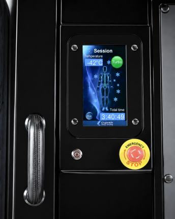 Primo piano del pannello nero di una macchina con un touchscreen che visualizza un'interfaccia "Sessione", con la temperatura di -42 °C e un pulsante Turbo verde, oltre a un pulsante di arresto di emergenza giallo nelle vicinanze.
